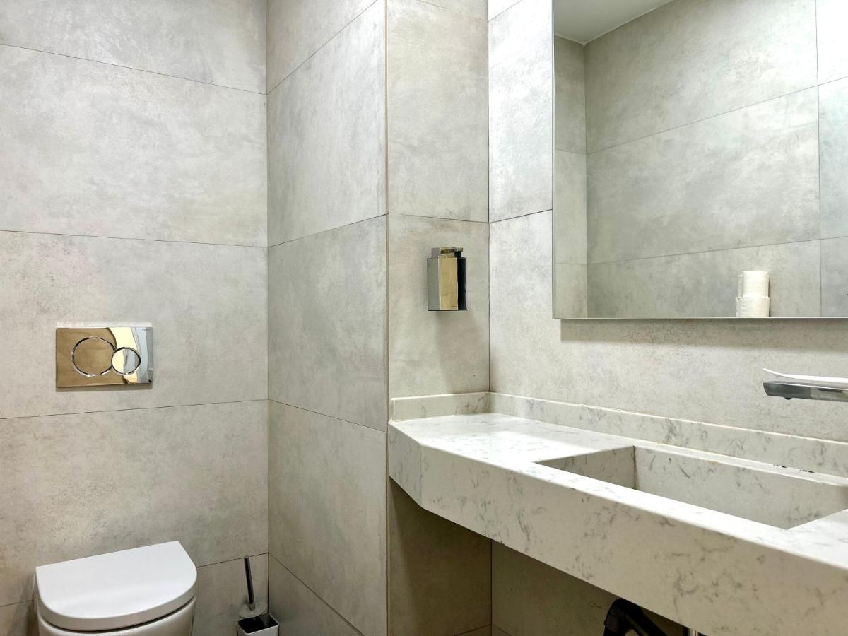 Hostel Ramon Lujan 91 马德里 外观 照片